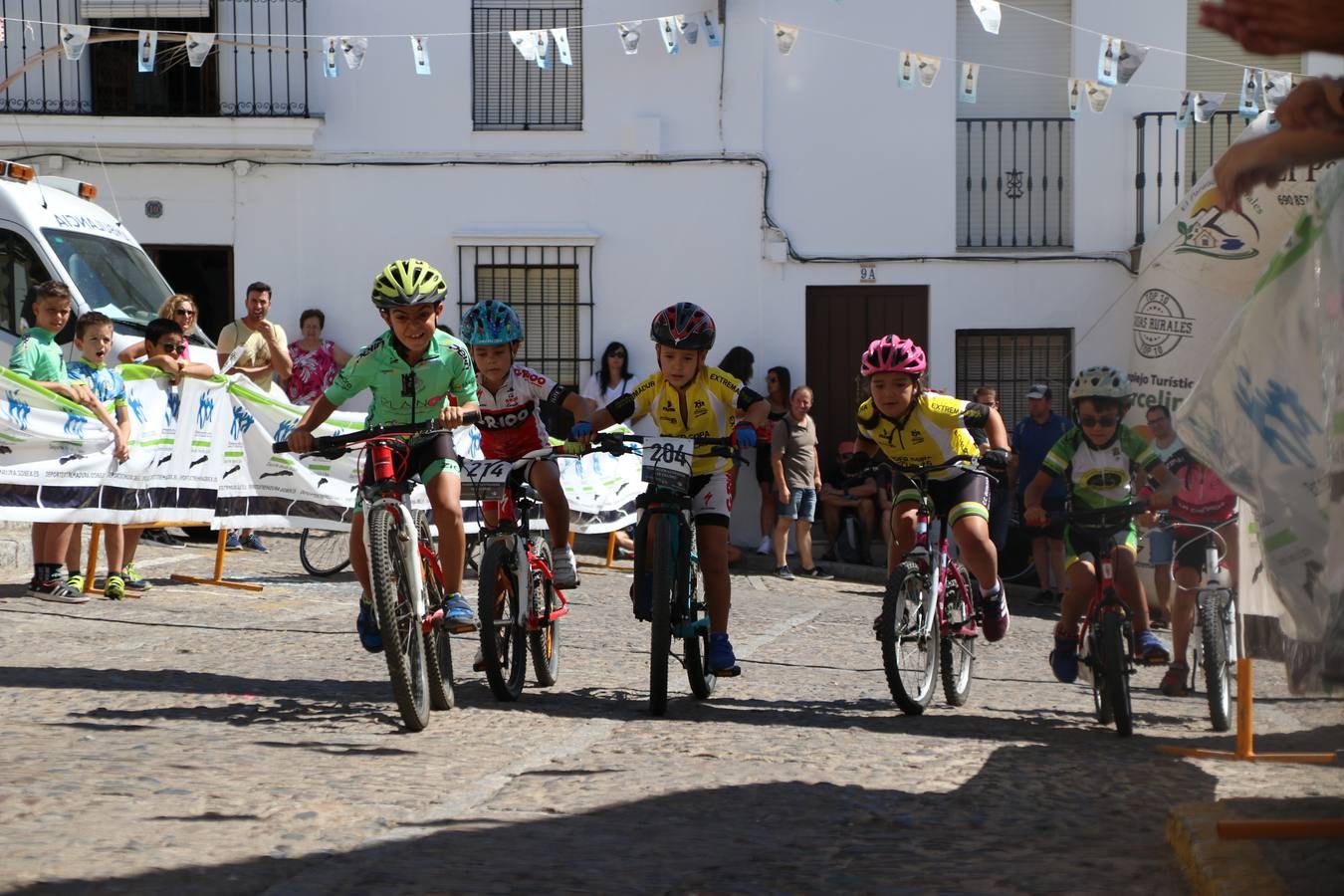El barrio de 'Santa Catalina' de Jerez de los Caballeros ha acogido, esta mañana, la tercera prueba del Gran Premio Diputación de Badajoz 'Copa Escuelas de ciclismo en carretera', organizada por el Club Ciclista Jerez de los Caballeros y la Federación Extremeña de Ciclismo.Una competición de ciclismo que, como ya adelantó HOY Jerez, fue creada por la Federación Extremeña de Ciclismo con el objetivo de fomentar y seguir practicando deporte cuando ya han terminado todos los circuitos que se celebran durante el curso académico. En la citada prueba, han participado diferentes categorías: cadete, promesa, junior, principiante, alevín e infantil.Juan Luis Soriano, presidente del Club Ciclista Jerez, ha manifestado su satisfacción por el buen desarrollo de la jornada, «este tipo de pruebas son fundamentales para hacer cantera y promover este deporte entre los más pequeños».