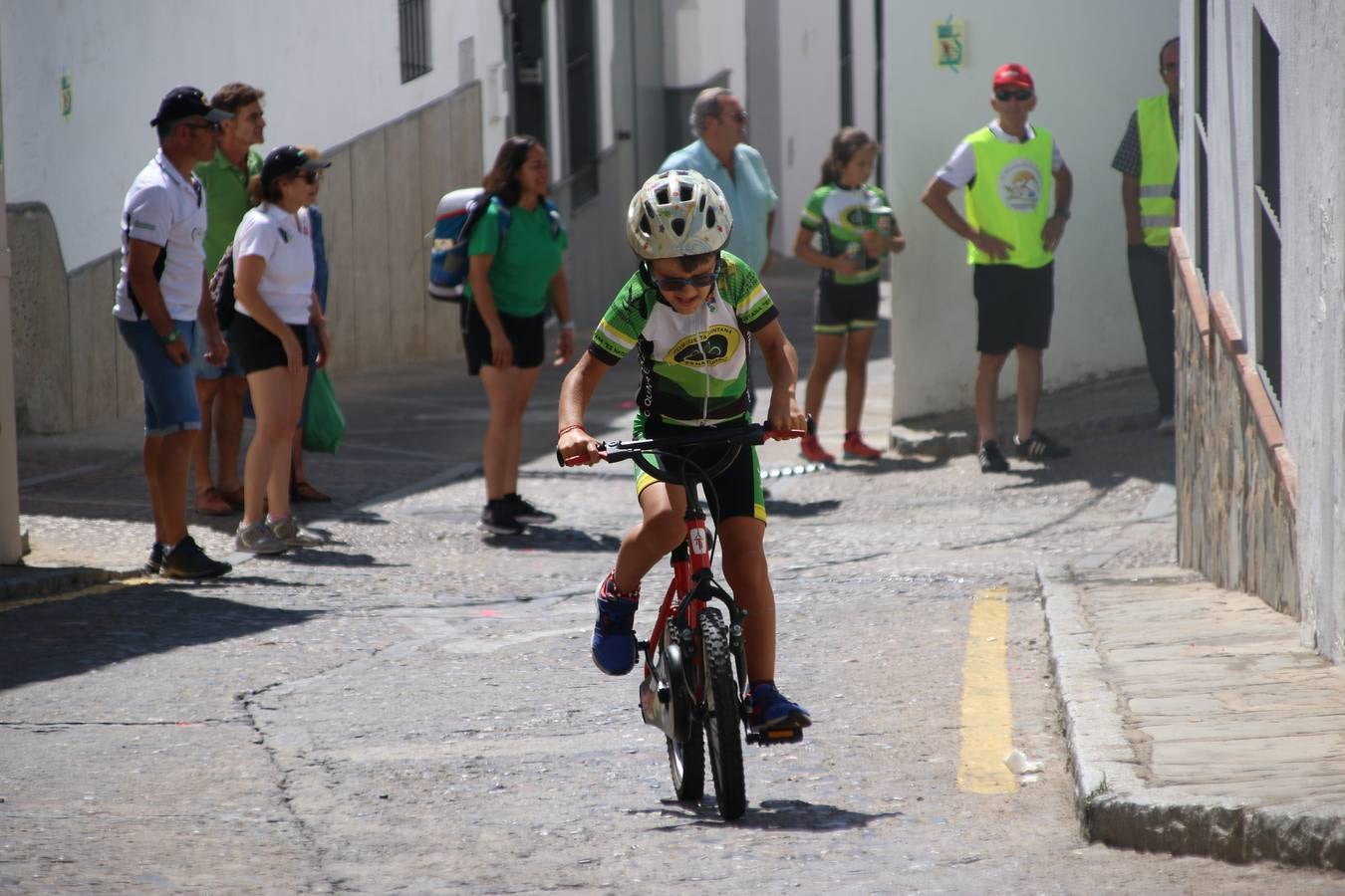El barrio de 'Santa Catalina' de Jerez de los Caballeros ha acogido, esta mañana, la tercera prueba del Gran Premio Diputación de Badajoz 'Copa Escuelas de ciclismo en carretera', organizada por el Club Ciclista Jerez de los Caballeros y la Federación Extremeña de Ciclismo.Una competición de ciclismo que, como ya adelantó HOY Jerez, fue creada por la Federación Extremeña de Ciclismo con el objetivo de fomentar y seguir practicando deporte cuando ya han terminado todos los circuitos que se celebran durante el curso académico. En la citada prueba, han participado diferentes categorías: cadete, promesa, junior, principiante, alevín e infantil.Juan Luis Soriano, presidente del Club Ciclista Jerez, ha manifestado su satisfacción por el buen desarrollo de la jornada, «este tipo de pruebas son fundamentales para hacer cantera y promover este deporte entre los más pequeños».