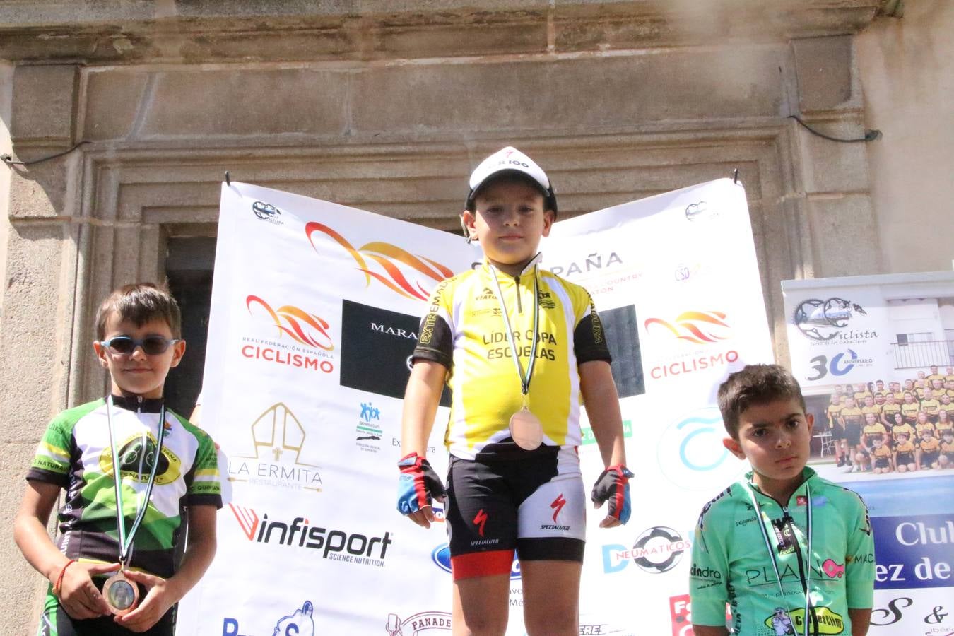 El barrio de 'Santa Catalina' de Jerez de los Caballeros ha acogido, esta mañana, la tercera prueba del Gran Premio Diputación de Badajoz 'Copa Escuelas de ciclismo en carretera', organizada por el Club Ciclista Jerez de los Caballeros y la Federación Extremeña de Ciclismo.Una competición de ciclismo que, como ya adelantó HOY Jerez, fue creada por la Federación Extremeña de Ciclismo con el objetivo de fomentar y seguir practicando deporte cuando ya han terminado todos los circuitos que se celebran durante el curso académico. En la citada prueba, han participado diferentes categorías: cadete, promesa, junior, principiante, alevín e infantil.Juan Luis Soriano, presidente del Club Ciclista Jerez, ha manifestado su satisfacción por el buen desarrollo de la jornada, «este tipo de pruebas son fundamentales para hacer cantera y promover este deporte entre los más pequeños».