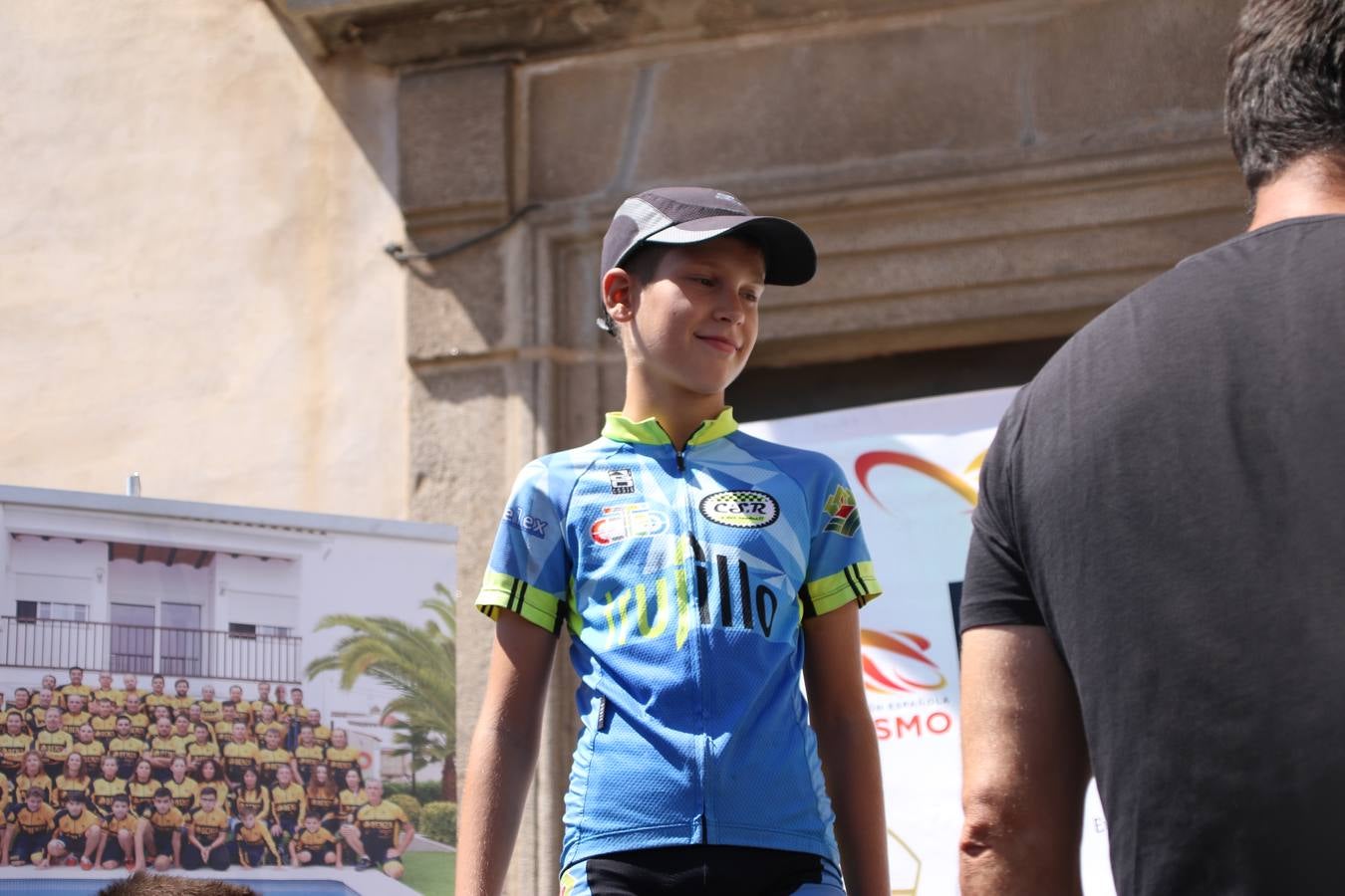 El barrio de 'Santa Catalina' de Jerez de los Caballeros ha acogido, esta mañana, la tercera prueba del Gran Premio Diputación de Badajoz 'Copa Escuelas de ciclismo en carretera', organizada por el Club Ciclista Jerez de los Caballeros y la Federación Extremeña de Ciclismo.Una competición de ciclismo que, como ya adelantó HOY Jerez, fue creada por la Federación Extremeña de Ciclismo con el objetivo de fomentar y seguir practicando deporte cuando ya han terminado todos los circuitos que se celebran durante el curso académico. En la citada prueba, han participado diferentes categorías: cadete, promesa, junior, principiante, alevín e infantil.Juan Luis Soriano, presidente del Club Ciclista Jerez, ha manifestado su satisfacción por el buen desarrollo de la jornada, «este tipo de pruebas son fundamentales para hacer cantera y promover este deporte entre los más pequeños».