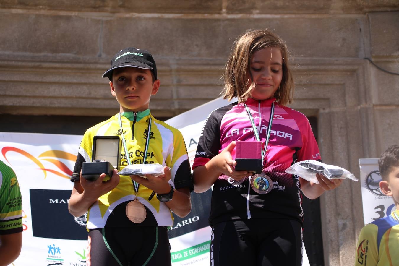 El barrio de 'Santa Catalina' de Jerez de los Caballeros ha acogido, esta mañana, la tercera prueba del Gran Premio Diputación de Badajoz 'Copa Escuelas de ciclismo en carretera', organizada por el Club Ciclista Jerez de los Caballeros y la Federación Extremeña de Ciclismo.Una competición de ciclismo que, como ya adelantó HOY Jerez, fue creada por la Federación Extremeña de Ciclismo con el objetivo de fomentar y seguir practicando deporte cuando ya han terminado todos los circuitos que se celebran durante el curso académico. En la citada prueba, han participado diferentes categorías: cadete, promesa, junior, principiante, alevín e infantil.Juan Luis Soriano, presidente del Club Ciclista Jerez, ha manifestado su satisfacción por el buen desarrollo de la jornada, «este tipo de pruebas son fundamentales para hacer cantera y promover este deporte entre los más pequeños».