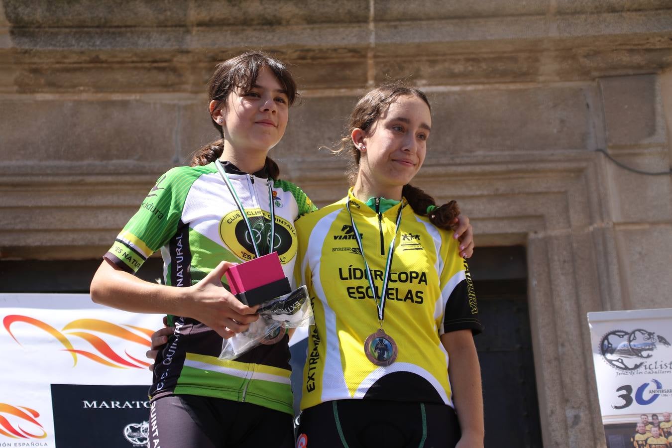 El barrio de 'Santa Catalina' de Jerez de los Caballeros ha acogido, esta mañana, la tercera prueba del Gran Premio Diputación de Badajoz 'Copa Escuelas de ciclismo en carretera', organizada por el Club Ciclista Jerez de los Caballeros y la Federación Extremeña de Ciclismo.Una competición de ciclismo que, como ya adelantó HOY Jerez, fue creada por la Federación Extremeña de Ciclismo con el objetivo de fomentar y seguir practicando deporte cuando ya han terminado todos los circuitos que se celebran durante el curso académico. En la citada prueba, han participado diferentes categorías: cadete, promesa, junior, principiante, alevín e infantil.Juan Luis Soriano, presidente del Club Ciclista Jerez, ha manifestado su satisfacción por el buen desarrollo de la jornada, «este tipo de pruebas son fundamentales para hacer cantera y promover este deporte entre los más pequeños».