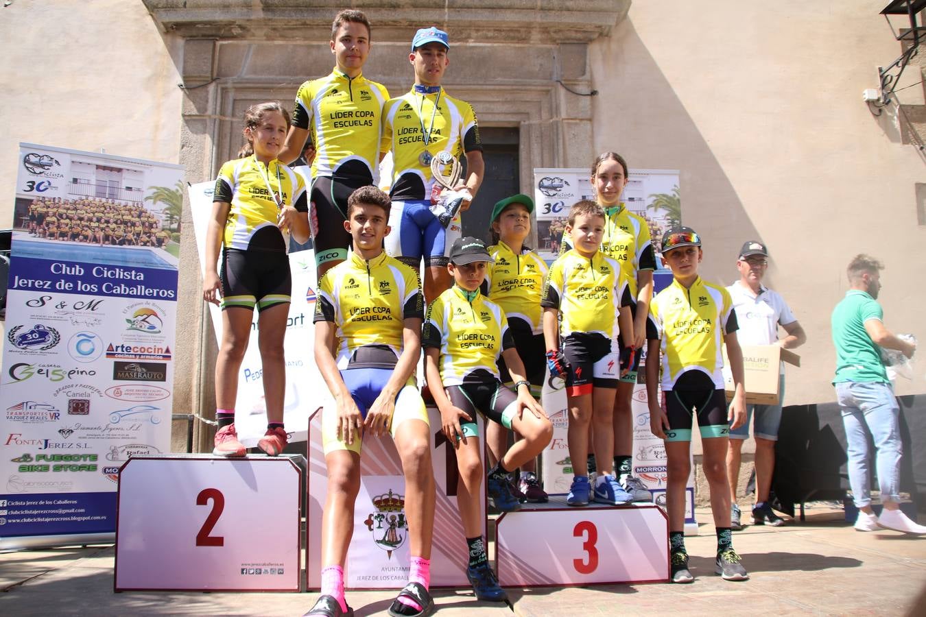 El barrio de 'Santa Catalina' de Jerez de los Caballeros ha acogido, esta mañana, la tercera prueba del Gran Premio Diputación de Badajoz 'Copa Escuelas de ciclismo en carretera', organizada por el Club Ciclista Jerez de los Caballeros y la Federación Extremeña de Ciclismo.Una competición de ciclismo que, como ya adelantó HOY Jerez, fue creada por la Federación Extremeña de Ciclismo con el objetivo de fomentar y seguir practicando deporte cuando ya han terminado todos los circuitos que se celebran durante el curso académico. En la citada prueba, han participado diferentes categorías: cadete, promesa, junior, principiante, alevín e infantil.Juan Luis Soriano, presidente del Club Ciclista Jerez, ha manifestado su satisfacción por el buen desarrollo de la jornada, «este tipo de pruebas son fundamentales para hacer cantera y promover este deporte entre los más pequeños».