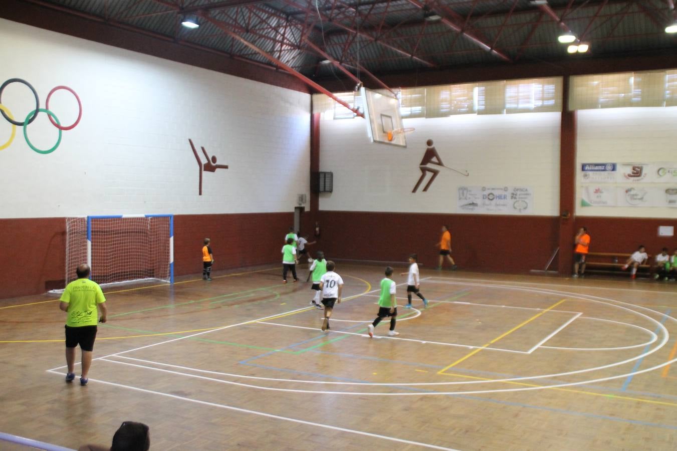 Este sábado ha culminado en el Pabellón Municipal de Deportes 'Francisco José Rivera Montero' el Torneo de Fútbol sala para las categorías inferiores en el que han venido participando 21 equipos en las categorías de: Chupetines (en la modalidad de exhibición), Prebenjamines /Benjamines, Alevines/ Infantiles y Cadetes. Más de un centenar de niños y niñas han disfrutado de esta competición que se ha desarrollado en medio de un buen ambiente, con deportividad y una buena actitud por parte de participantes y del público