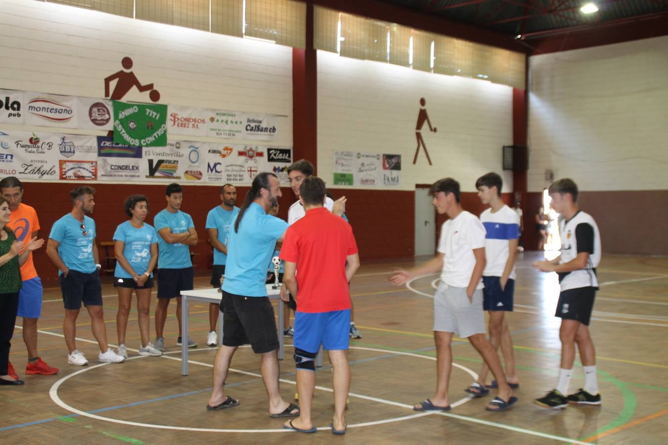 Este sábado ha culminado en el Pabellón Municipal de Deportes 'Francisco José Rivera Montero' el Torneo de Fútbol sala para las categorías inferiores en el que han venido participando 21 equipos en las categorías de: Chupetines (en la modalidad de exhibición), Prebenjamines /Benjamines, Alevines/ Infantiles y Cadetes. Más de un centenar de niños y niñas han disfrutado de esta competición que se ha desarrollado en medio de un buen ambiente, con deportividad y una buena actitud por parte de participantes y del público