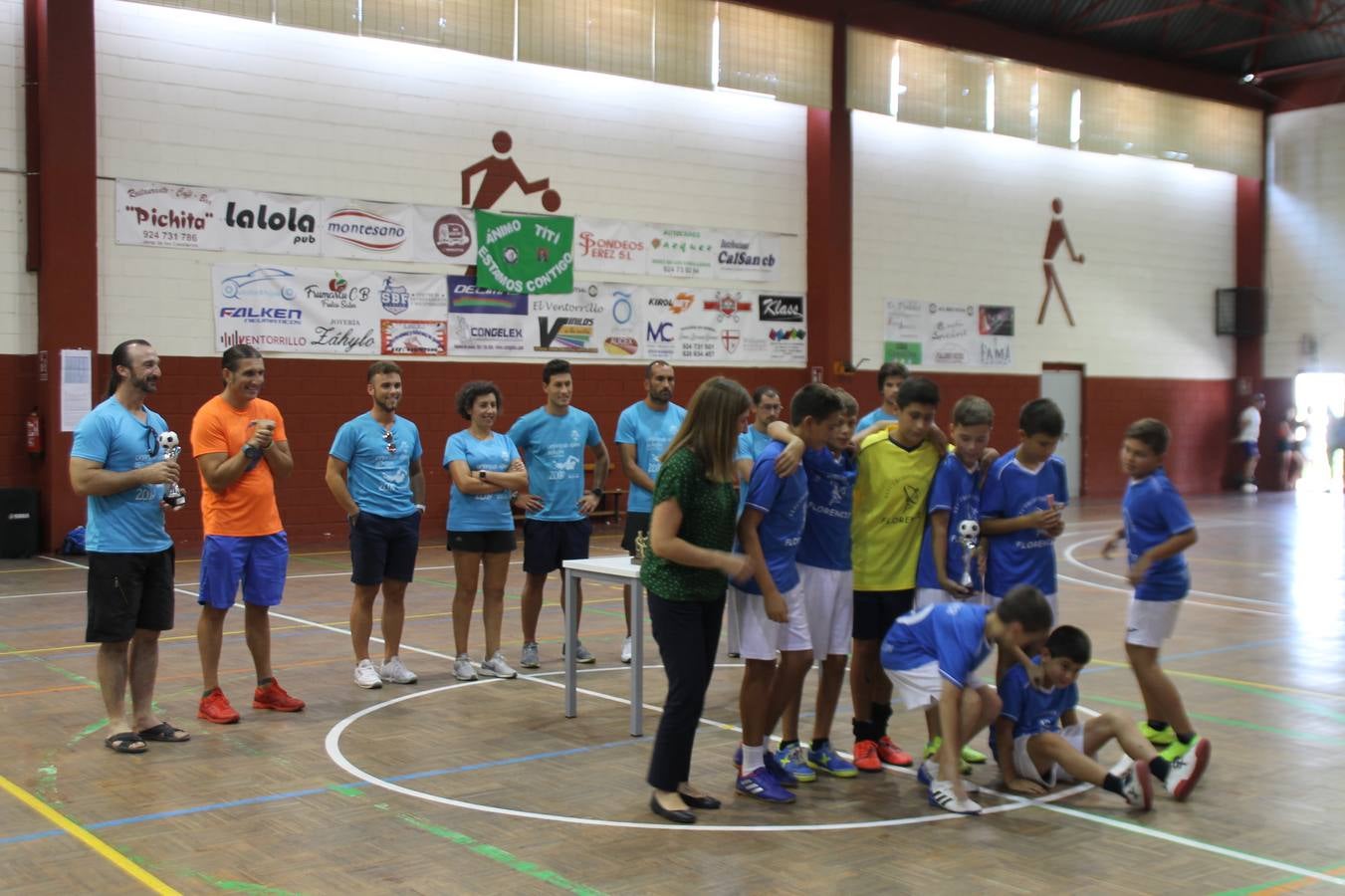 Este sábado ha culminado en el Pabellón Municipal de Deportes 'Francisco José Rivera Montero' el Torneo de Fútbol sala para las categorías inferiores en el que han venido participando 21 equipos en las categorías de: Chupetines (en la modalidad de exhibición), Prebenjamines /Benjamines, Alevines/ Infantiles y Cadetes. Más de un centenar de niños y niñas han disfrutado de esta competición que se ha desarrollado en medio de un buen ambiente, con deportividad y una buena actitud por parte de participantes y del público