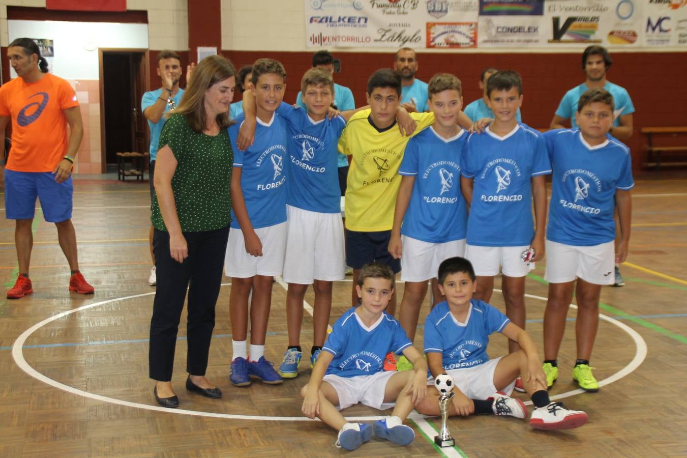 Este sábado ha culminado en el Pabellón Municipal de Deportes 'Francisco José Rivera Montero' el Torneo de Fútbol sala para las categorías inferiores en el que han venido participando 21 equipos en las categorías de: Chupetines (en la modalidad de exhibición), Prebenjamines /Benjamines, Alevines/ Infantiles y Cadetes. Más de un centenar de niños y niñas han disfrutado de esta competición que se ha desarrollado en medio de un buen ambiente, con deportividad y una buena actitud por parte de participantes y del público