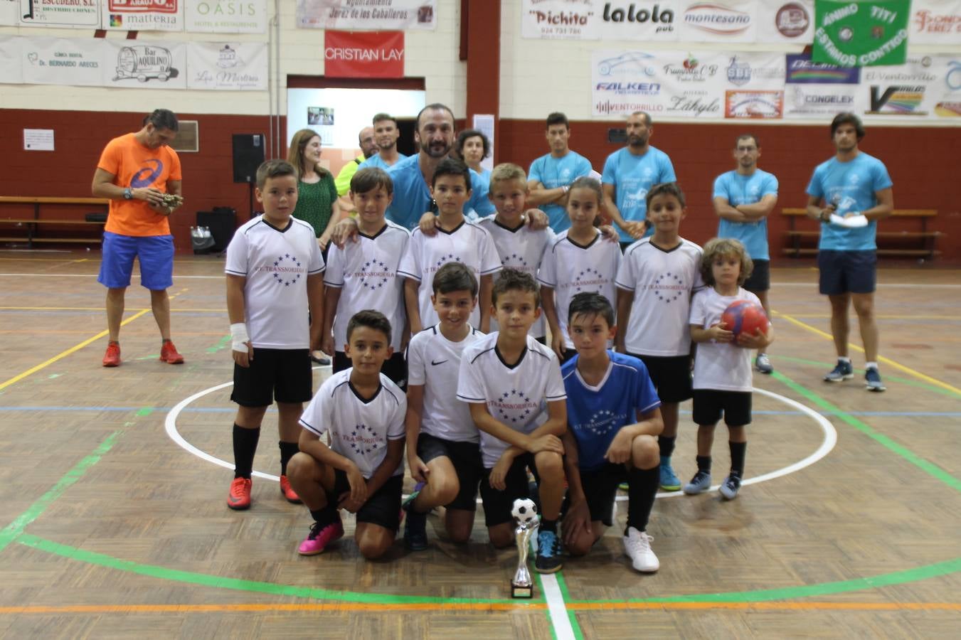 Este sábado ha culminado en el Pabellón Municipal de Deportes 'Francisco José Rivera Montero' el Torneo de Fútbol sala para las categorías inferiores en el que han venido participando 21 equipos en las categorías de: Chupetines (en la modalidad de exhibición), Prebenjamines /Benjamines, Alevines/ Infantiles y Cadetes. Más de un centenar de niños y niñas han disfrutado de esta competición que se ha desarrollado en medio de un buen ambiente, con deportividad y una buena actitud por parte de participantes y del público
