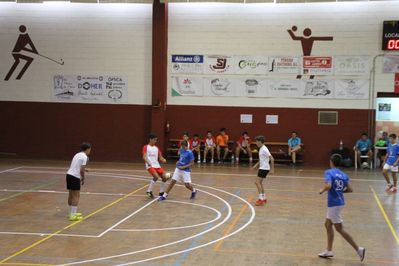 Este sábado ha culminado en el Pabellón Municipal de Deportes 'Francisco José Rivera Montero' el Torneo de Fútbol sala para las categorías inferiores en el que han venido participando 21 equipos en las categorías de: Chupetines (en la modalidad de exhibición), Prebenjamines /Benjamines, Alevines/ Infantiles y Cadetes. Más de un centenar de niños y niñas han disfrutado de esta competición que se ha desarrollado en medio de un buen ambiente, con deportividad y una buena actitud por parte de participantes y del público