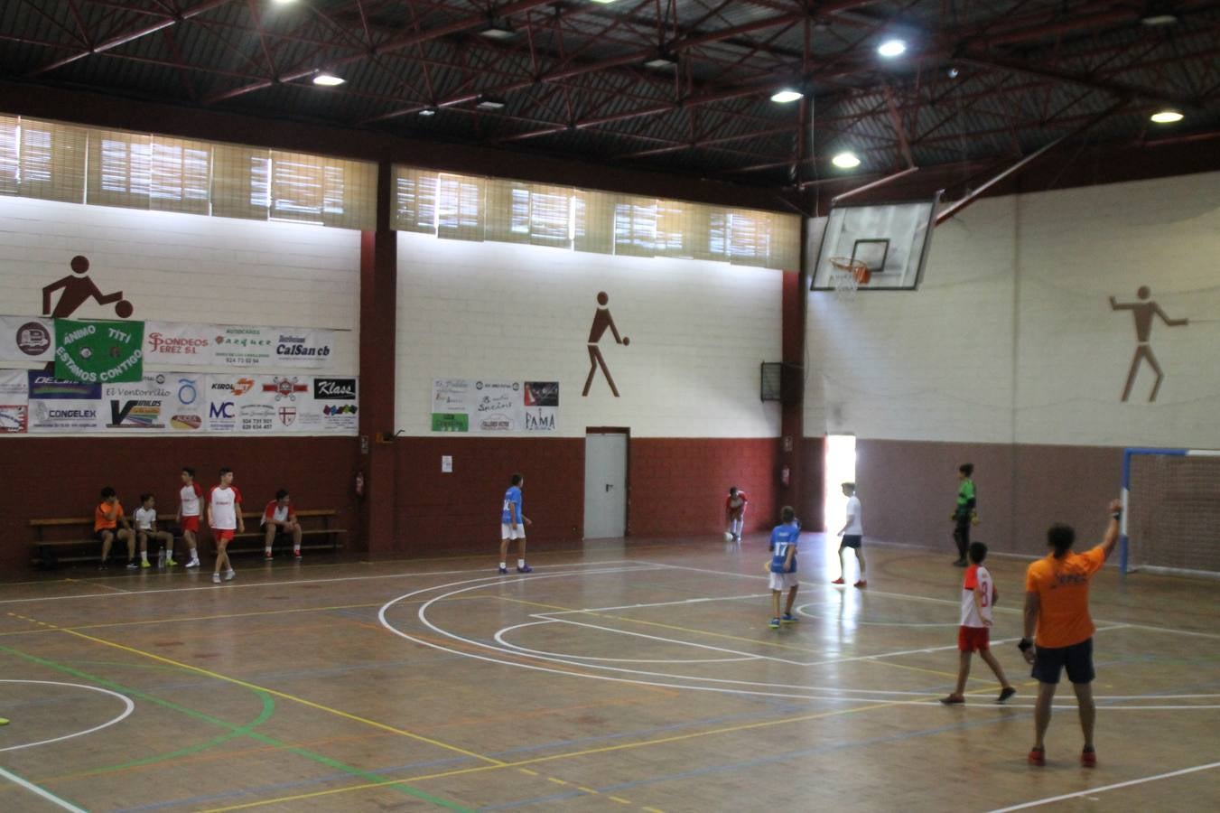 Este sábado ha culminado en el Pabellón Municipal de Deportes 'Francisco José Rivera Montero' el Torneo de Fútbol sala para las categorías inferiores en el que han venido participando 21 equipos en las categorías de: Chupetines (en la modalidad de exhibición), Prebenjamines /Benjamines, Alevines/ Infantiles y Cadetes. Más de un centenar de niños y niñas han disfrutado de esta competición que se ha desarrollado en medio de un buen ambiente, con deportividad y una buena actitud por parte de participantes y del público