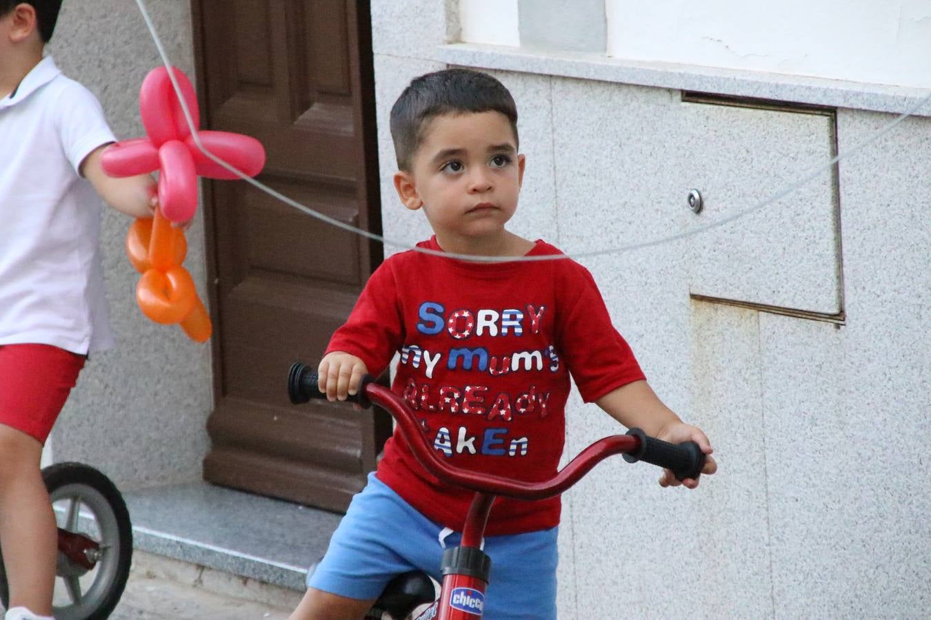 El popular barrio de 'Santa Catalina' vivió, ayer, la primera jornada de su tradicional velá con un gran ambiente festivo en el que pequeños y mayores disfrutaron de tradición, fiesta y música con los juegos infantiles y la actuación de 'Licor 43'.