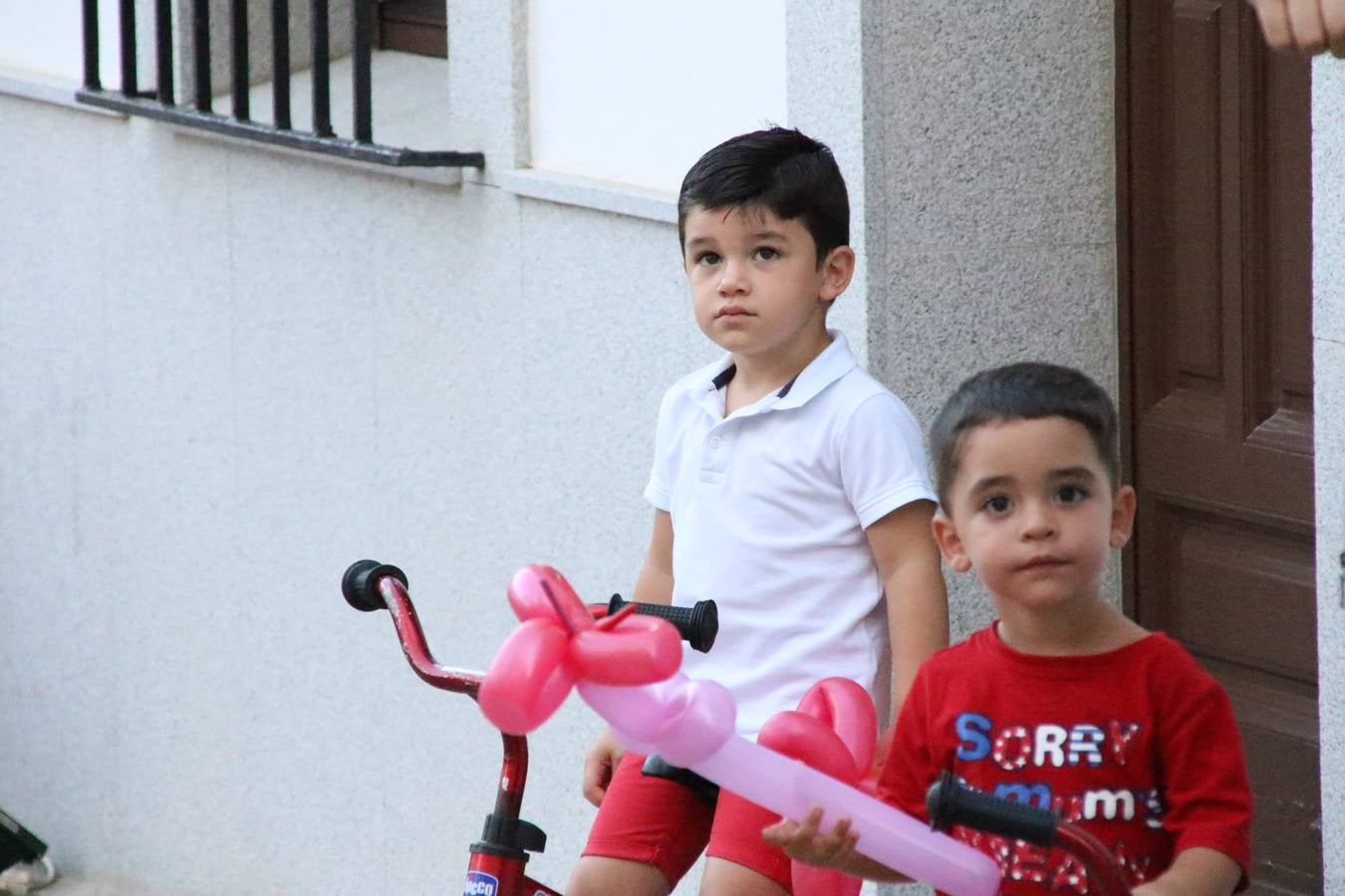 El popular barrio de 'Santa Catalina' vivió, ayer, la primera jornada de su tradicional velá con un gran ambiente festivo en el que pequeños y mayores disfrutaron de tradición, fiesta y música con los juegos infantiles y la actuación de 'Licor 43'.