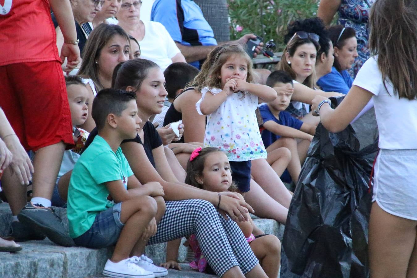 El popular barrio de 'Santa Catalina' vivió, ayer, la primera jornada de su tradicional velá con un gran ambiente festivo en el que pequeños y mayores disfrutaron de tradición, fiesta y música con los juegos infantiles y la actuación de 'Licor 43'.