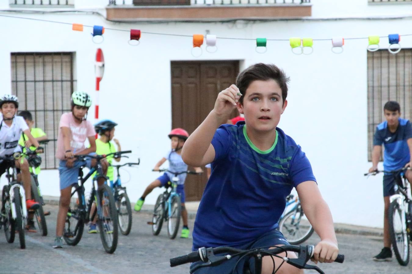 El popular barrio de 'Santa Catalina' vivió, ayer, la primera jornada de su tradicional velá con un gran ambiente festivo en el que pequeños y mayores disfrutaron de tradición, fiesta y música con los juegos infantiles y la actuación de 'Licor 43'.