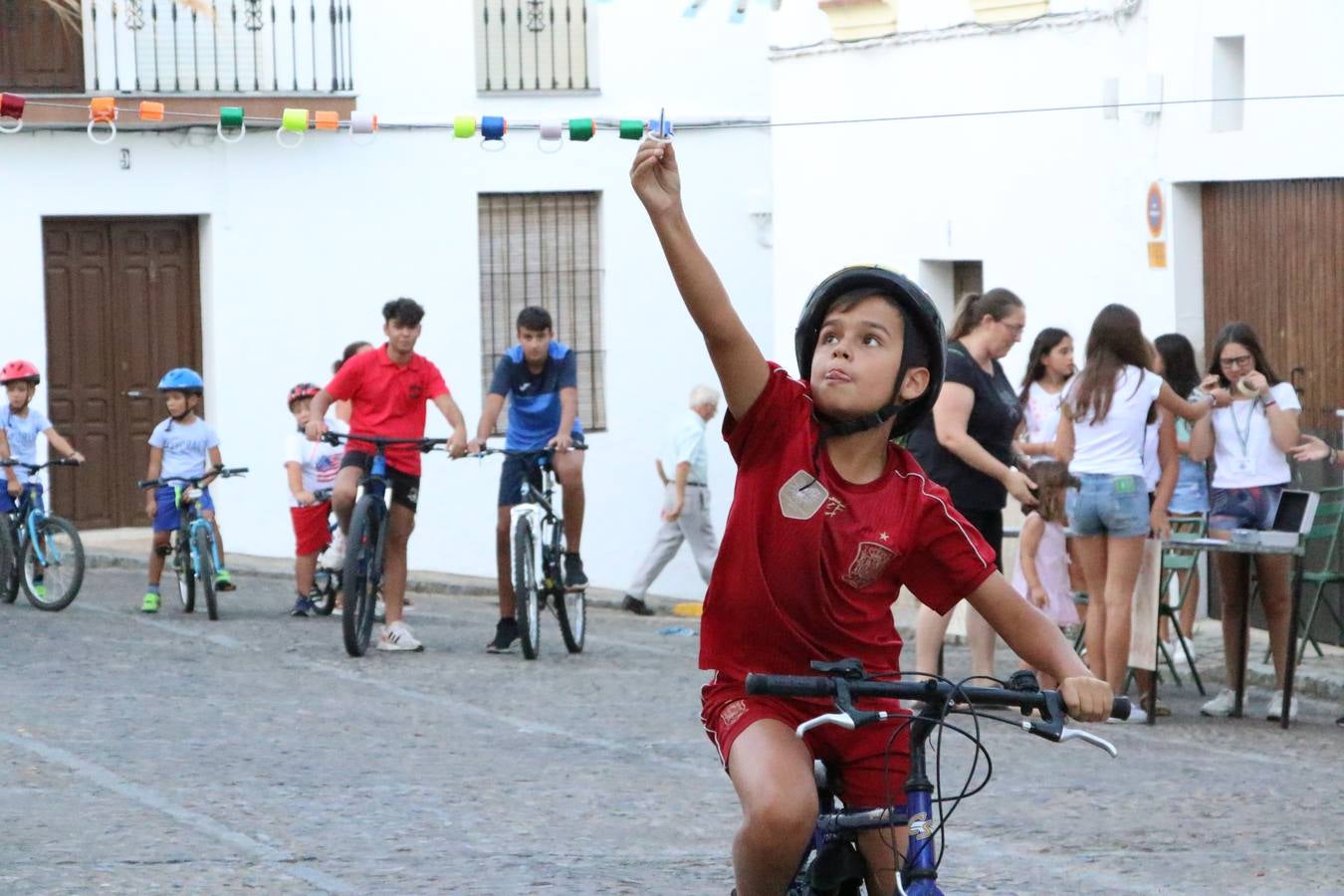 El popular barrio de 'Santa Catalina' vivió, ayer, la primera jornada de su tradicional velá con un gran ambiente festivo en el que pequeños y mayores disfrutaron de tradición, fiesta y música con los juegos infantiles y la actuación de 'Licor 43'.