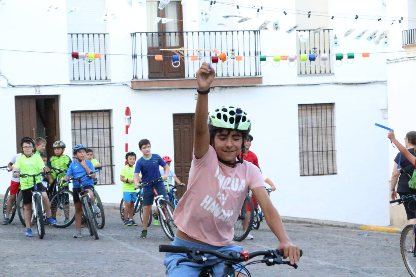 El popular barrio de 'Santa Catalina' vivió, ayer, la primera jornada de su tradicional velá con un gran ambiente festivo en el que pequeños y mayores disfrutaron de tradición, fiesta y música con los juegos infantiles y la actuación de 'Licor 43'.