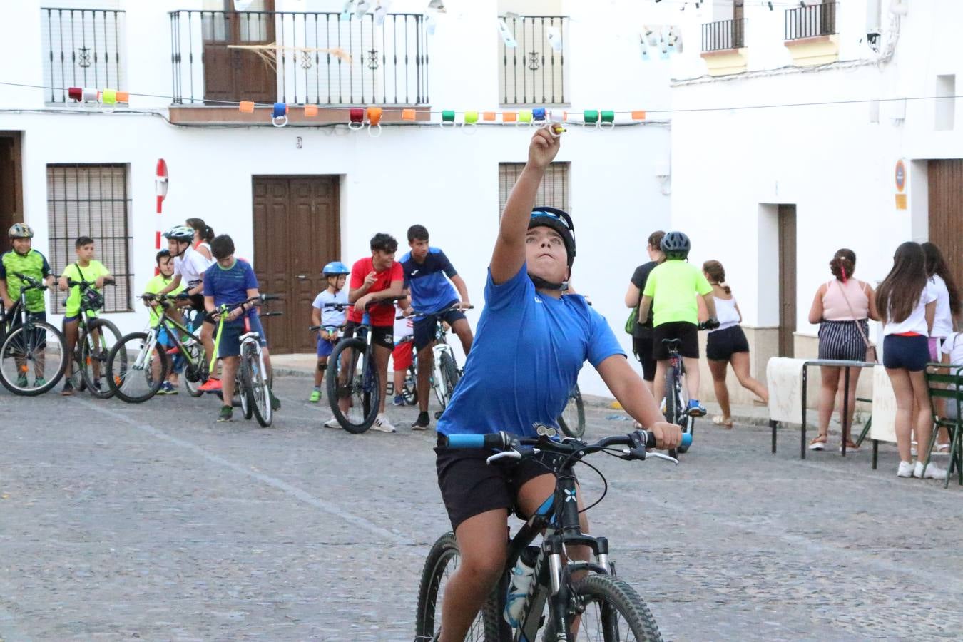 El popular barrio de 'Santa Catalina' vivió, ayer, la primera jornada de su tradicional velá con un gran ambiente festivo en el que pequeños y mayores disfrutaron de tradición, fiesta y música con los juegos infantiles y la actuación de 'Licor 43'.