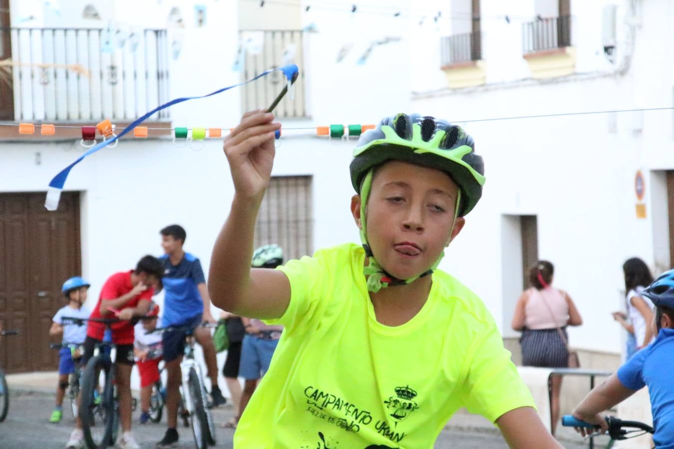 El popular barrio de 'Santa Catalina' vivió, ayer, la primera jornada de su tradicional velá con un gran ambiente festivo en el que pequeños y mayores disfrutaron de tradición, fiesta y música con los juegos infantiles y la actuación de 'Licor 43'.