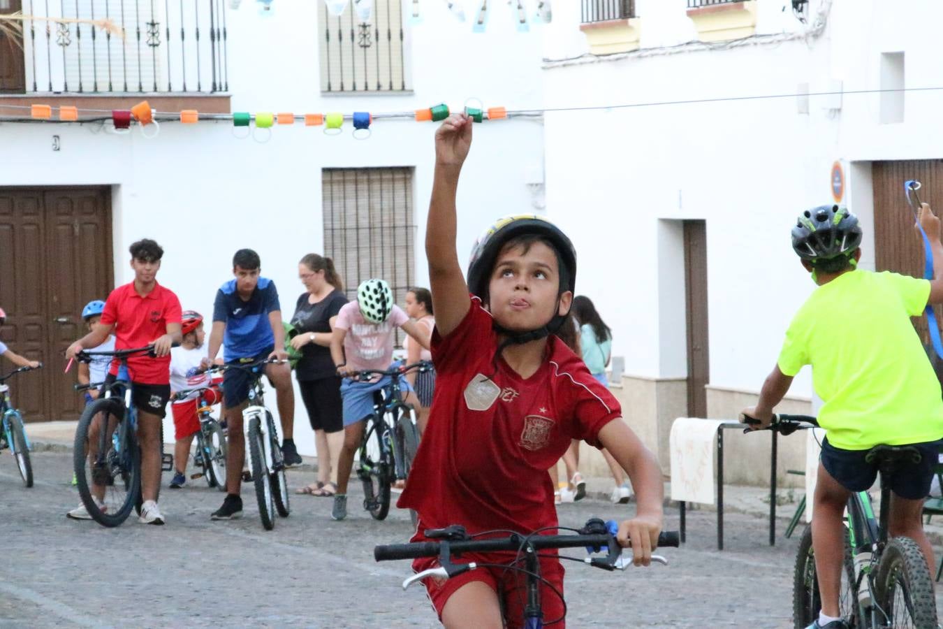 El popular barrio de 'Santa Catalina' vivió, ayer, la primera jornada de su tradicional velá con un gran ambiente festivo en el que pequeños y mayores disfrutaron de tradición, fiesta y música con los juegos infantiles y la actuación de 'Licor 43'.