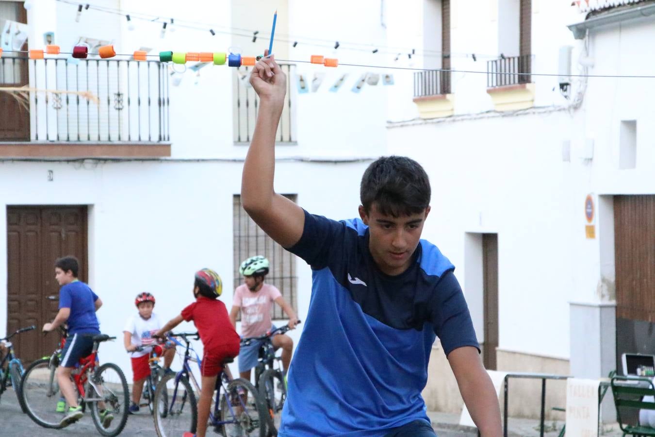 El popular barrio de 'Santa Catalina' vivió, ayer, la primera jornada de su tradicional velá con un gran ambiente festivo en el que pequeños y mayores disfrutaron de tradición, fiesta y música con los juegos infantiles y la actuación de 'Licor 43'.