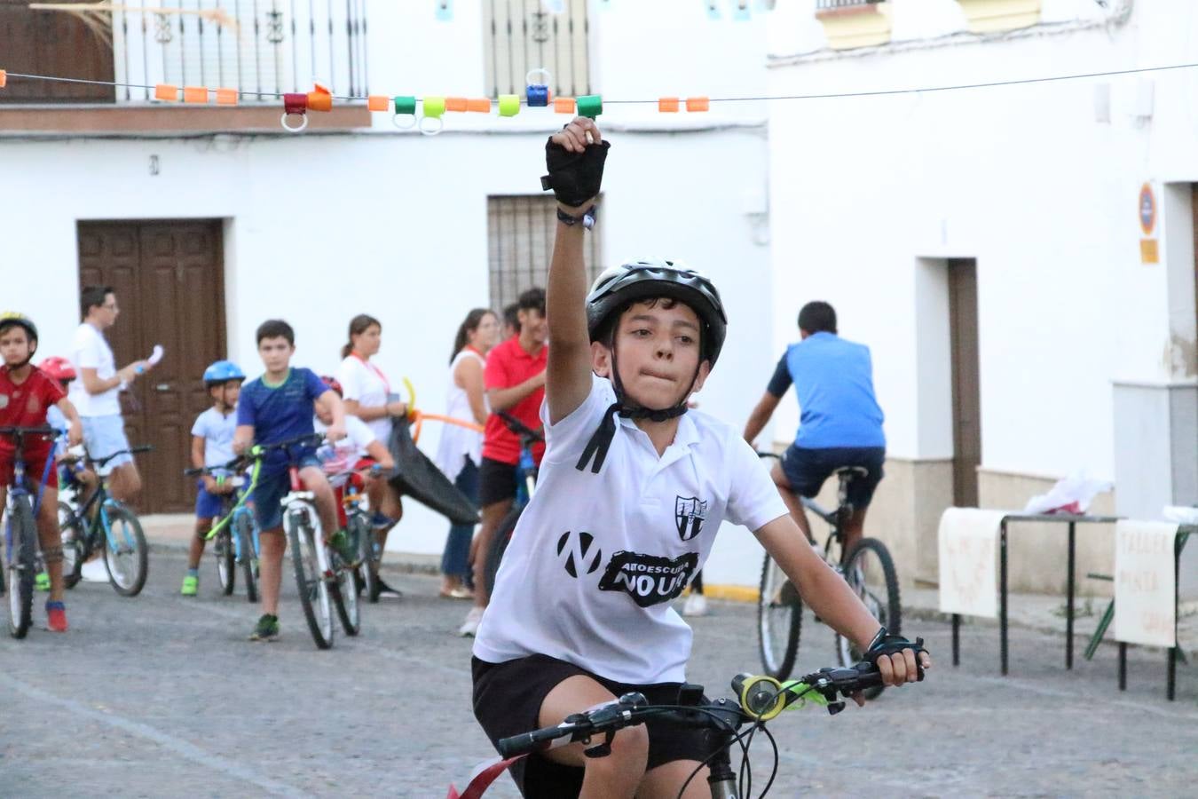 El popular barrio de 'Santa Catalina' vivió, ayer, la primera jornada de su tradicional velá con un gran ambiente festivo en el que pequeños y mayores disfrutaron de tradición, fiesta y música con los juegos infantiles y la actuación de 'Licor 43'.