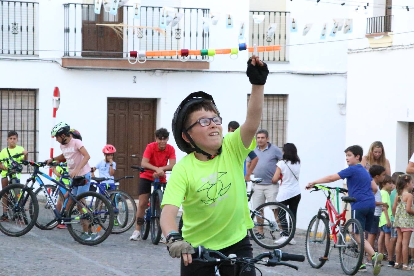 El popular barrio de 'Santa Catalina' vivió, ayer, la primera jornada de su tradicional velá con un gran ambiente festivo en el que pequeños y mayores disfrutaron de tradición, fiesta y música con los juegos infantiles y la actuación de 'Licor 43'.