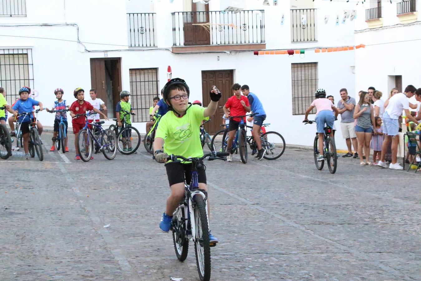 El popular barrio de 'Santa Catalina' vivió, ayer, la primera jornada de su tradicional velá con un gran ambiente festivo en el que pequeños y mayores disfrutaron de tradición, fiesta y música con los juegos infantiles y la actuación de 'Licor 43'.