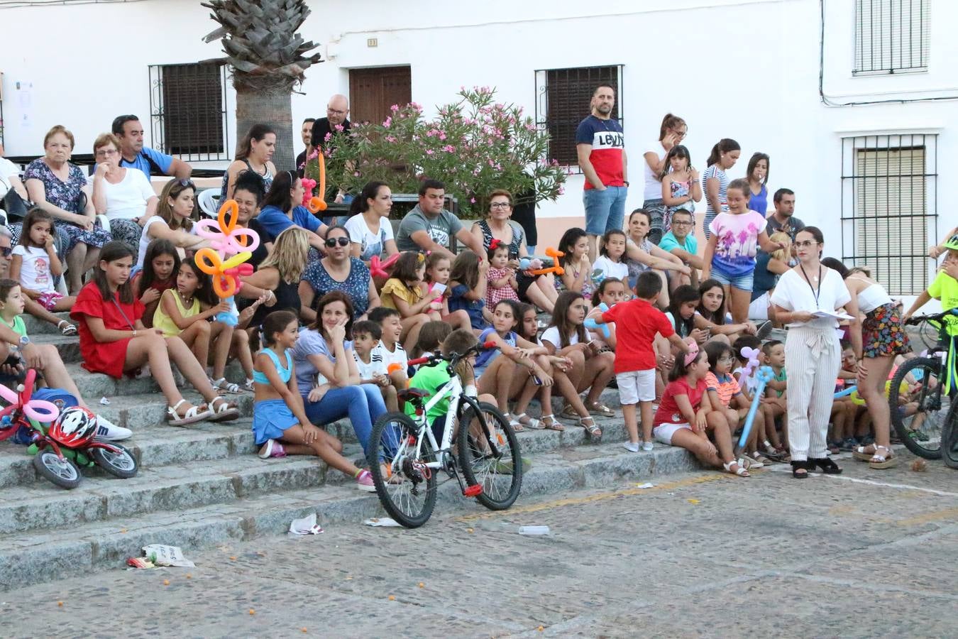 El popular barrio de 'Santa Catalina' vivió, ayer, la primera jornada de su tradicional velá con un gran ambiente festivo en el que pequeños y mayores disfrutaron de tradición, fiesta y música con los juegos infantiles y la actuación de 'Licor 43'.