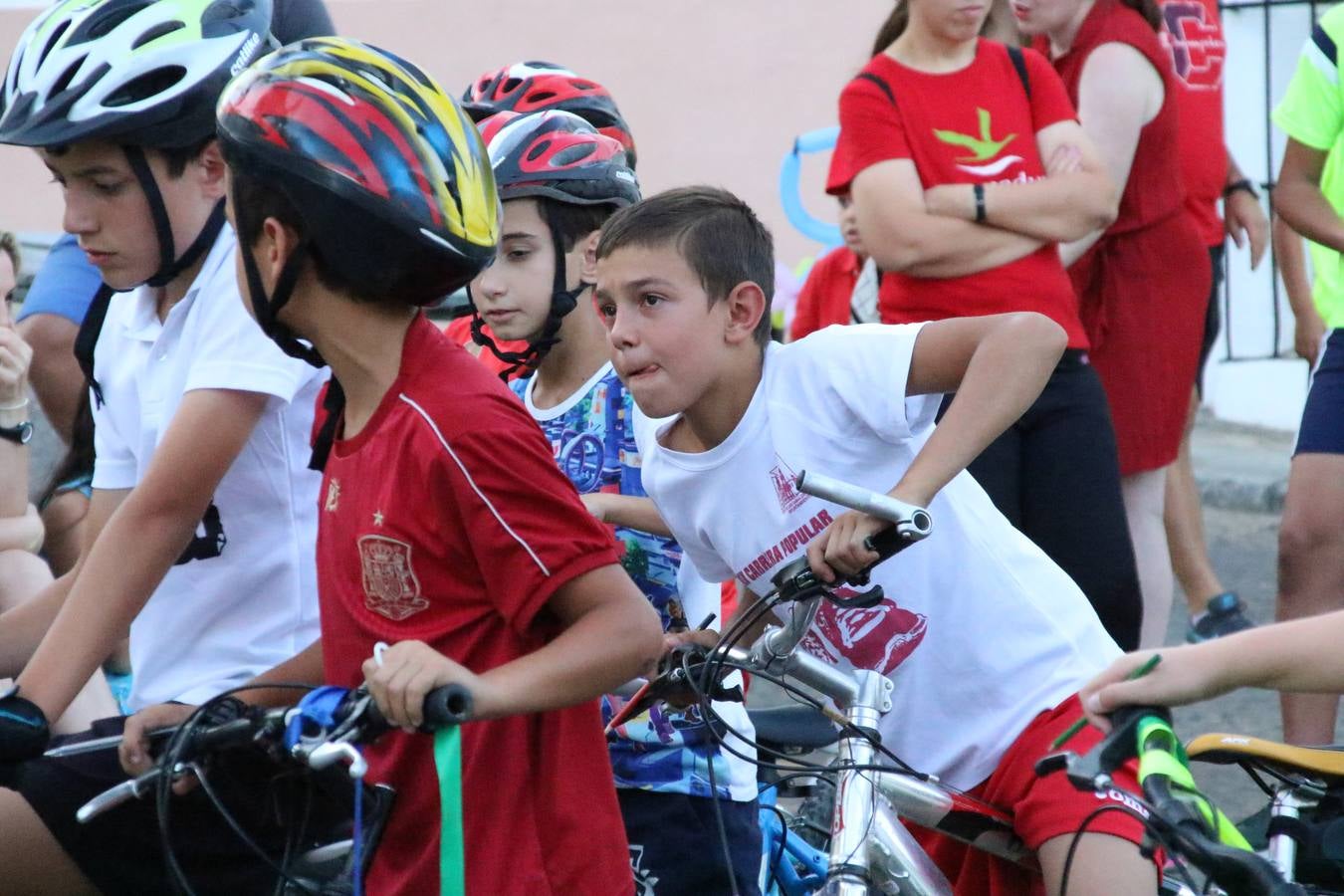 El popular barrio de 'Santa Catalina' vivió, ayer, la primera jornada de su tradicional velá con un gran ambiente festivo en el que pequeños y mayores disfrutaron de tradición, fiesta y música con los juegos infantiles y la actuación de 'Licor 43'.