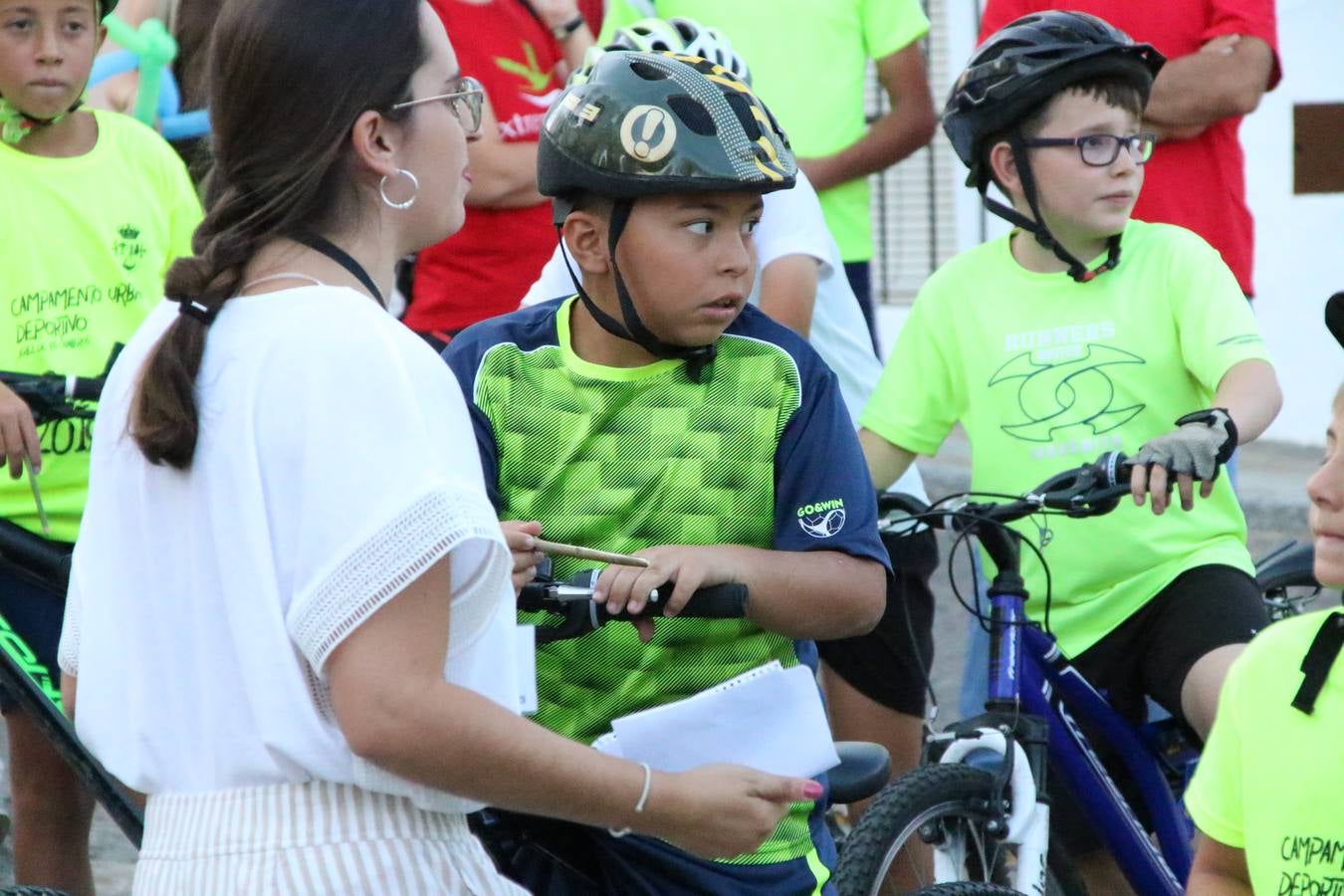 El popular barrio de 'Santa Catalina' vivió, ayer, la primera jornada de su tradicional velá con un gran ambiente festivo en el que pequeños y mayores disfrutaron de tradición, fiesta y música con los juegos infantiles y la actuación de 'Licor 43'.