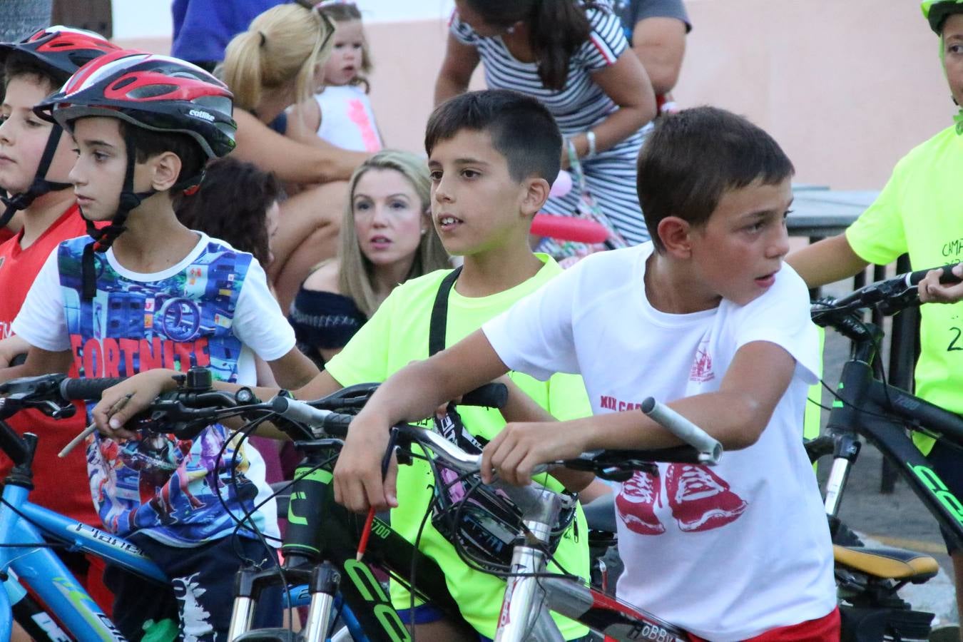 El popular barrio de 'Santa Catalina' vivió, ayer, la primera jornada de su tradicional velá con un gran ambiente festivo en el que pequeños y mayores disfrutaron de tradición, fiesta y música con los juegos infantiles y la actuación de 'Licor 43'.