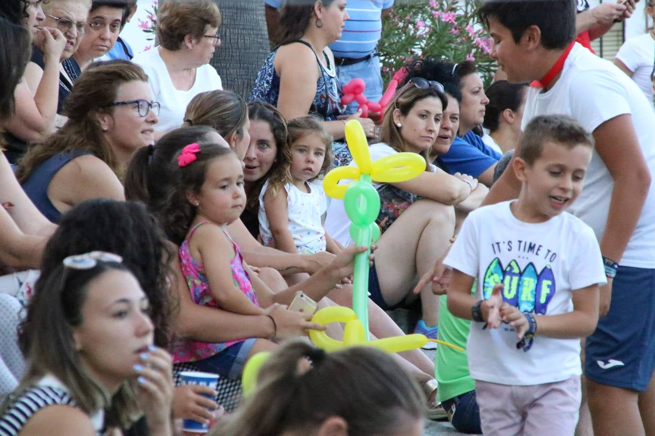 El popular barrio de 'Santa Catalina' vivió, ayer, la primera jornada de su tradicional velá con un gran ambiente festivo en el que pequeños y mayores disfrutaron de tradición, fiesta y música con los juegos infantiles y la actuación de 'Licor 43'.