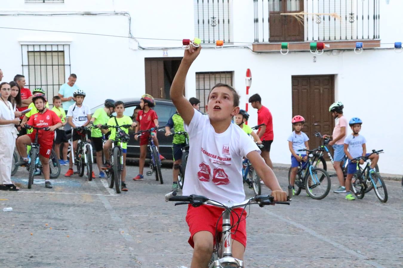 El popular barrio de 'Santa Catalina' vivió, ayer, la primera jornada de su tradicional velá con un gran ambiente festivo en el que pequeños y mayores disfrutaron de tradición, fiesta y música con los juegos infantiles y la actuación de 'Licor 43'.