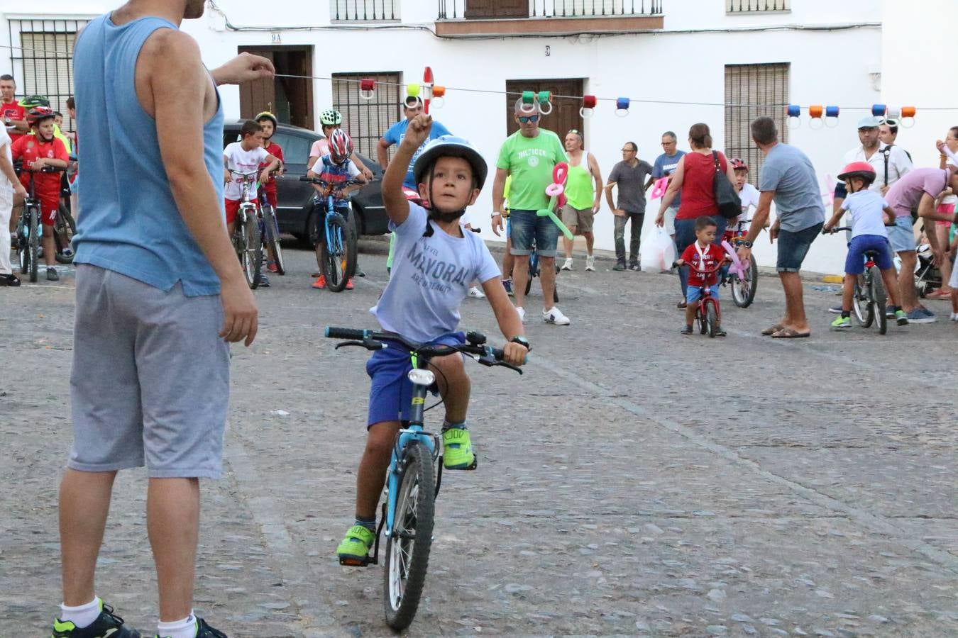 El popular barrio de 'Santa Catalina' vivió, ayer, la primera jornada de su tradicional velá con un gran ambiente festivo en el que pequeños y mayores disfrutaron de tradición, fiesta y música con los juegos infantiles y la actuación de 'Licor 43'.
