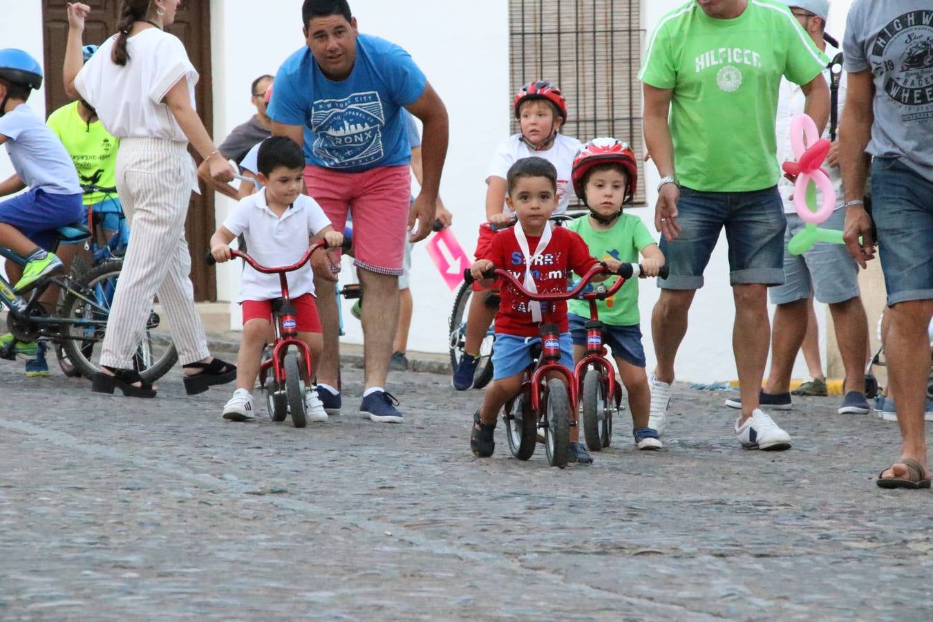 El popular barrio de 'Santa Catalina' vivió, ayer, la primera jornada de su tradicional velá con un gran ambiente festivo en el que pequeños y mayores disfrutaron de tradición, fiesta y música con los juegos infantiles y la actuación de 'Licor 43'.