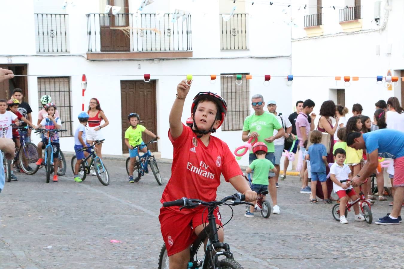 El popular barrio de 'Santa Catalina' vivió, ayer, la primera jornada de su tradicional velá con un gran ambiente festivo en el que pequeños y mayores disfrutaron de tradición, fiesta y música con los juegos infantiles y la actuación de 'Licor 43'.