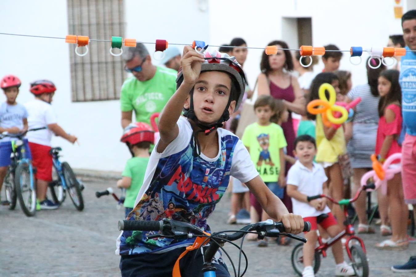El popular barrio de 'Santa Catalina' vivió, ayer, la primera jornada de su tradicional velá con un gran ambiente festivo en el que pequeños y mayores disfrutaron de tradición, fiesta y música con los juegos infantiles y la actuación de 'Licor 43'.