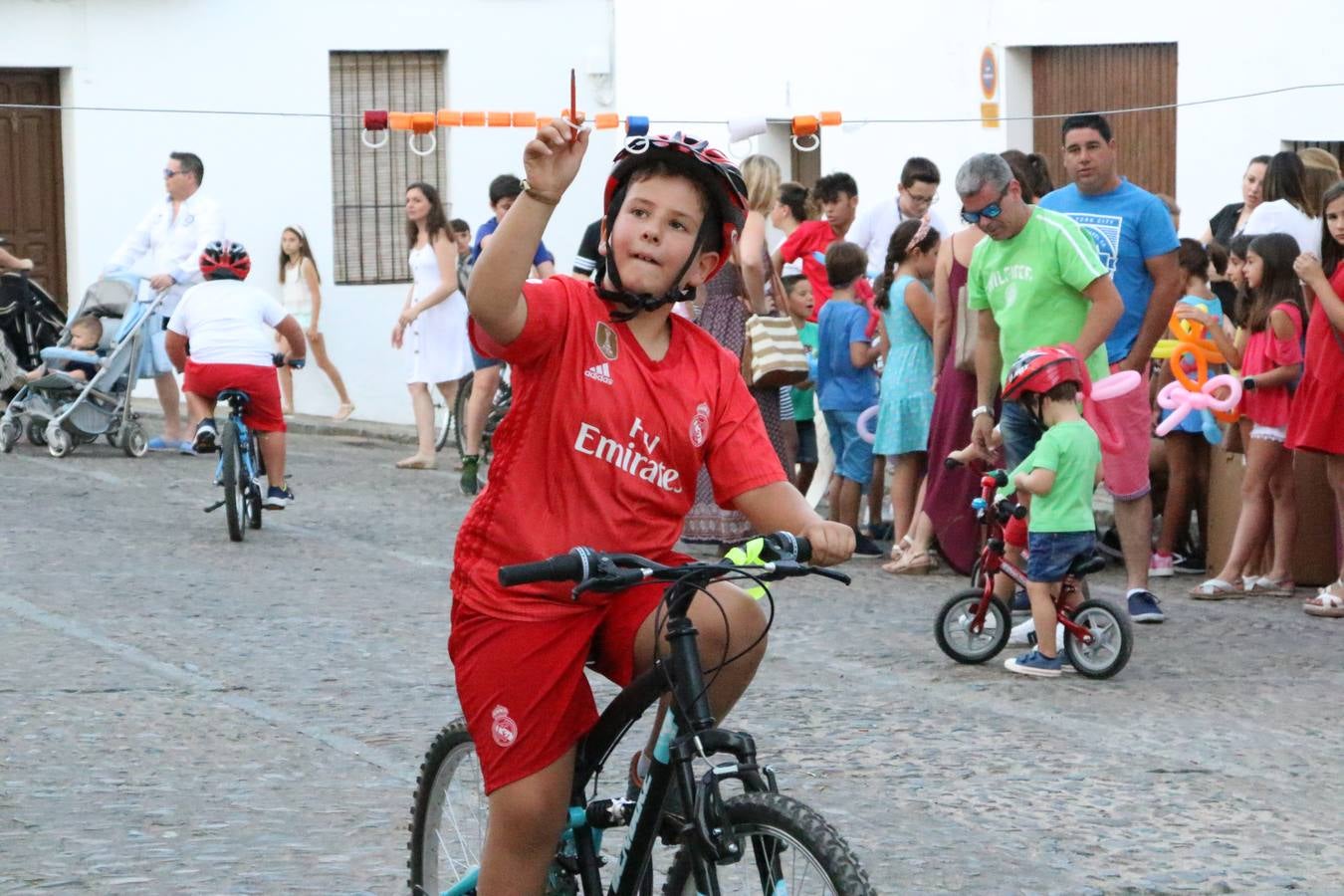 El popular barrio de 'Santa Catalina' vivió, ayer, la primera jornada de su tradicional velá con un gran ambiente festivo en el que pequeños y mayores disfrutaron de tradición, fiesta y música con los juegos infantiles y la actuación de 'Licor 43'.