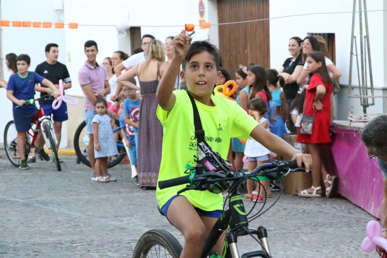 El popular barrio de 'Santa Catalina' vivió, ayer, la primera jornada de su tradicional velá con un gran ambiente festivo en el que pequeños y mayores disfrutaron de tradición, fiesta y música con los juegos infantiles y la actuación de 'Licor 43'.