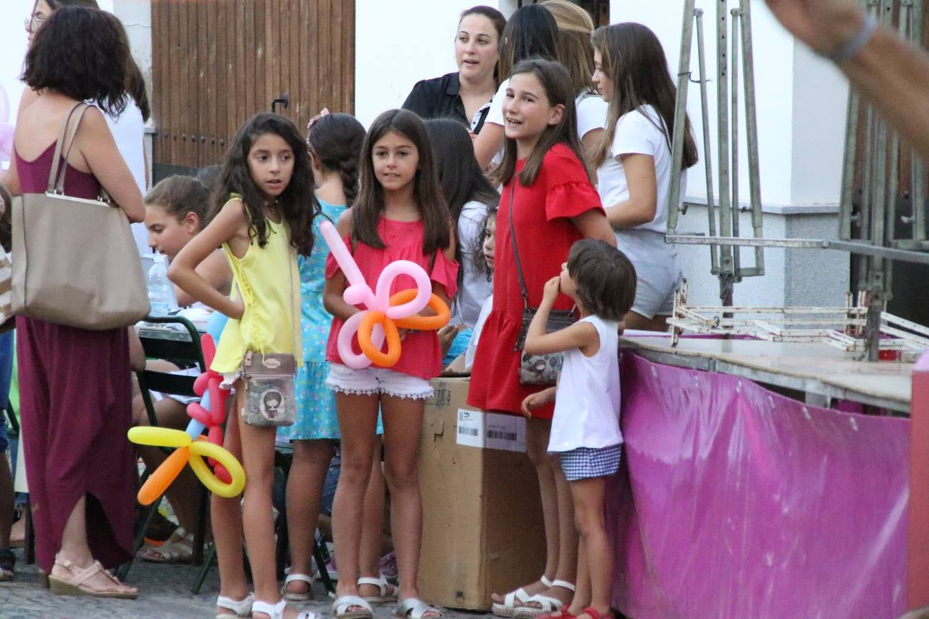 El popular barrio de 'Santa Catalina' vivió, ayer, la primera jornada de su tradicional velá con un gran ambiente festivo en el que pequeños y mayores disfrutaron de tradición, fiesta y música con los juegos infantiles y la actuación de 'Licor 43'.