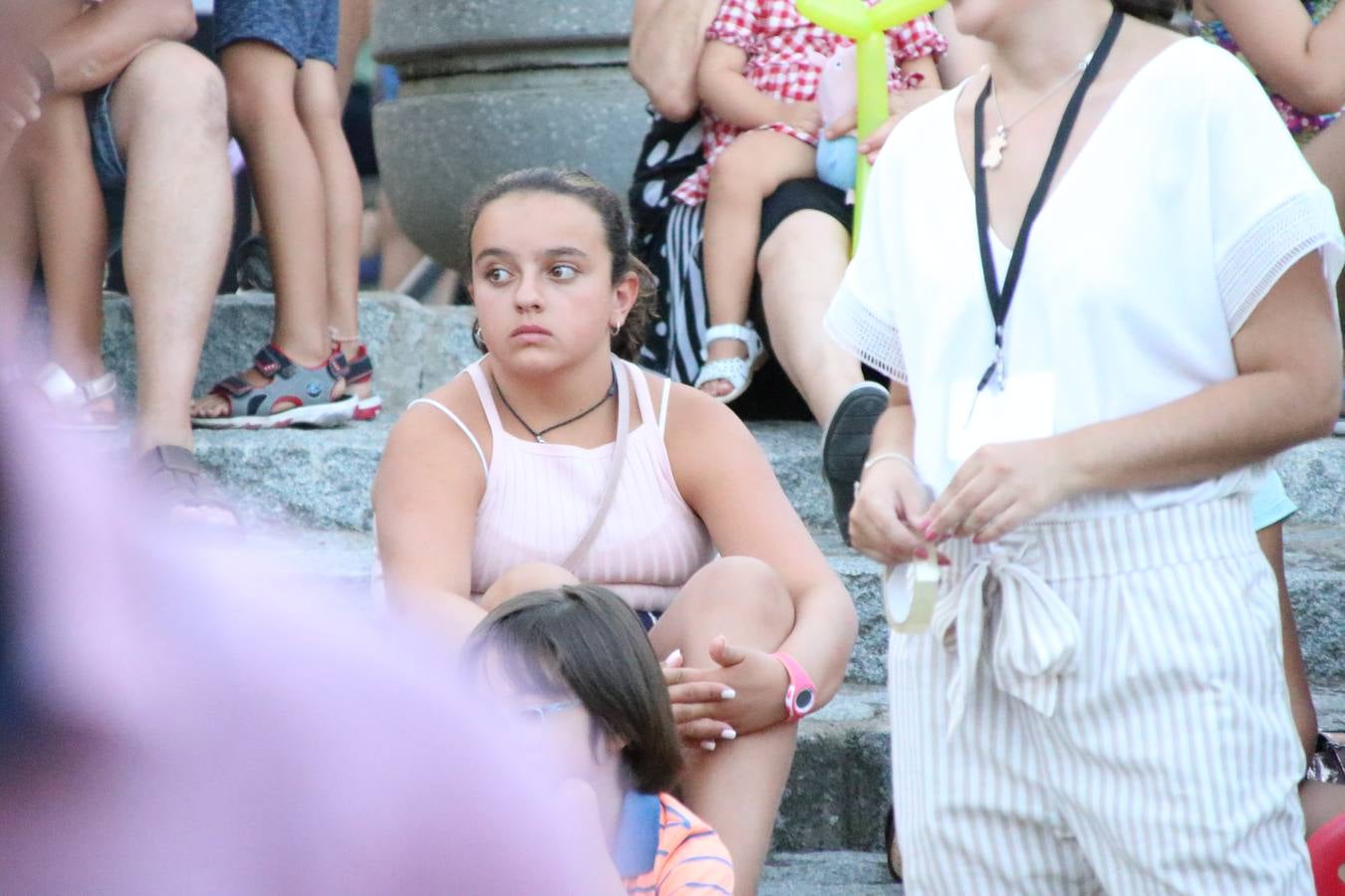 El popular barrio de 'Santa Catalina' vivió, ayer, la primera jornada de su tradicional velá con un gran ambiente festivo en el que pequeños y mayores disfrutaron de tradición, fiesta y música con los juegos infantiles y la actuación de 'Licor 43'.