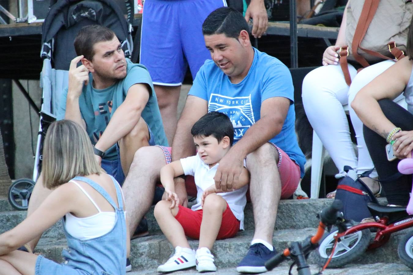 El popular barrio de 'Santa Catalina' vivió, ayer, la primera jornada de su tradicional velá con un gran ambiente festivo en el que pequeños y mayores disfrutaron de tradición, fiesta y música con los juegos infantiles y la actuación de 'Licor 43'.