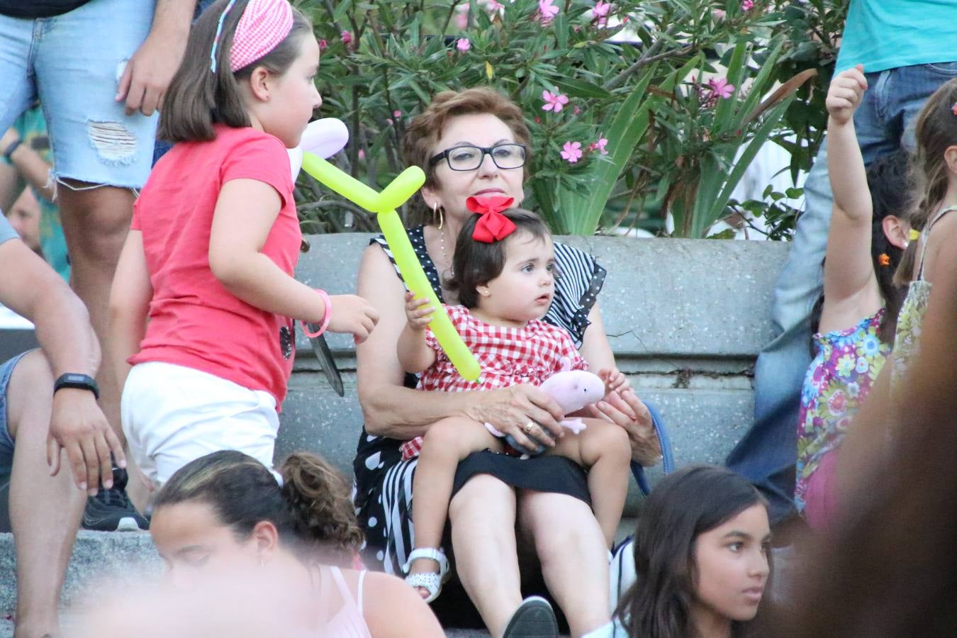El popular barrio de 'Santa Catalina' vivió, ayer, la primera jornada de su tradicional velá con un gran ambiente festivo en el que pequeños y mayores disfrutaron de tradición, fiesta y música con los juegos infantiles y la actuación de 'Licor 43'.