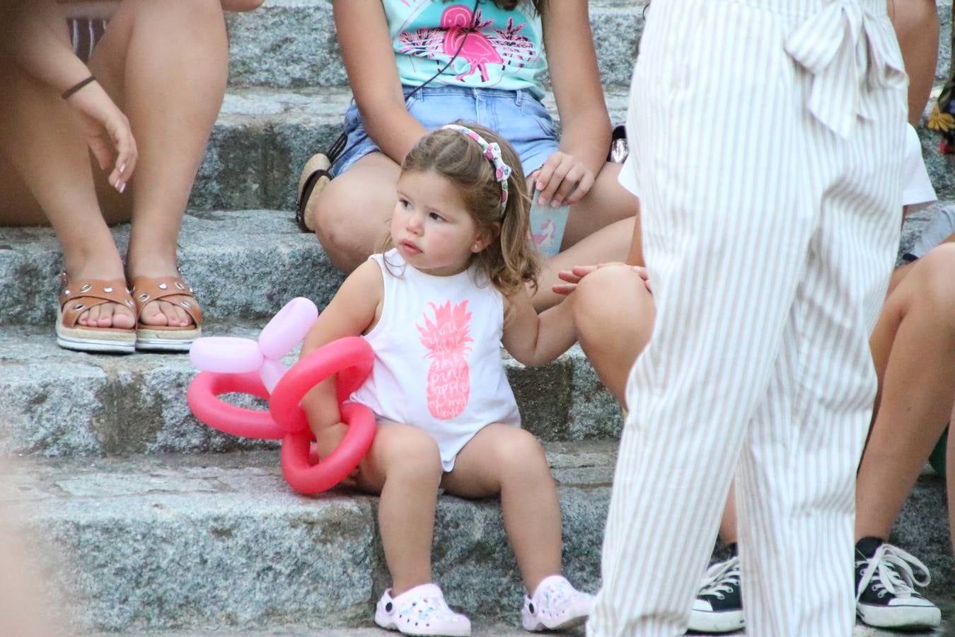 El popular barrio de 'Santa Catalina' vivió, ayer, la primera jornada de su tradicional velá con un gran ambiente festivo en el que pequeños y mayores disfrutaron de tradición, fiesta y música con los juegos infantiles y la actuación de 'Licor 43'.