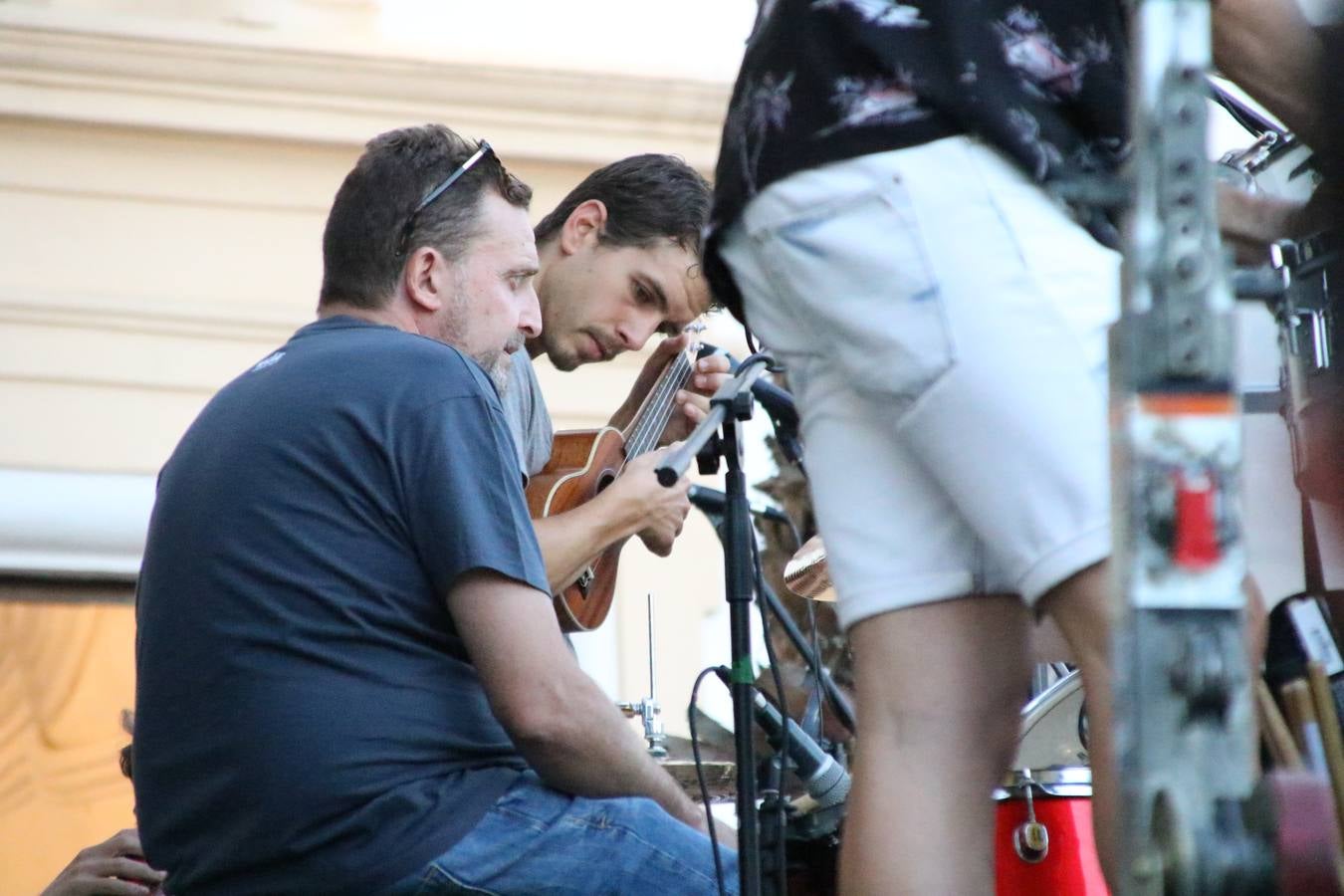 El popular barrio de 'Santa Catalina' vivió, ayer, la primera jornada de su tradicional velá con un gran ambiente festivo en el que pequeños y mayores disfrutaron de tradición, fiesta y música con los juegos infantiles y la actuación de 'Licor 43'.