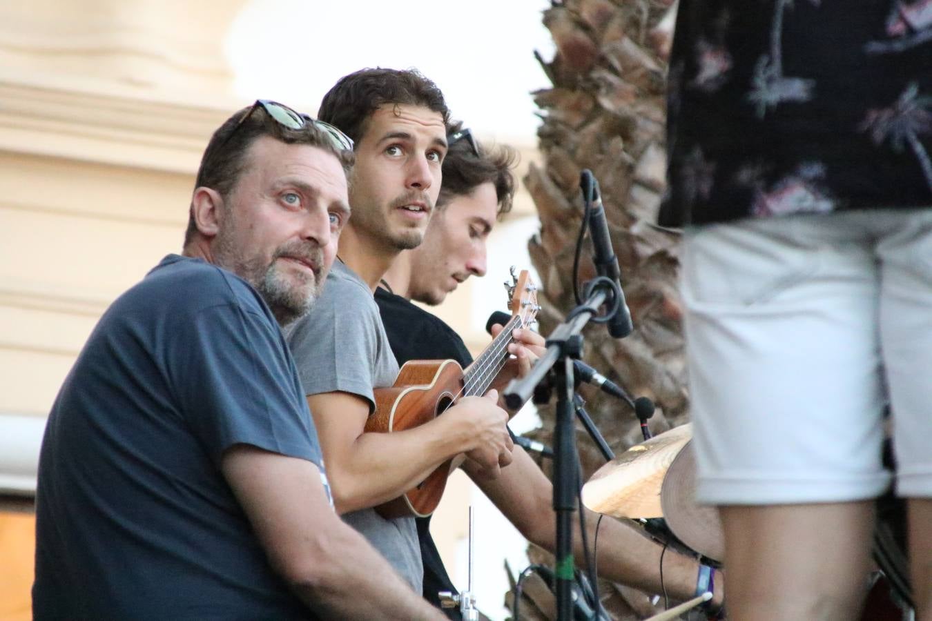 El popular barrio de 'Santa Catalina' vivió, ayer, la primera jornada de su tradicional velá con un gran ambiente festivo en el que pequeños y mayores disfrutaron de tradición, fiesta y música con los juegos infantiles y la actuación de 'Licor 43'.