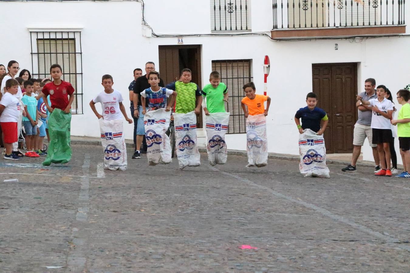 El popular barrio de 'Santa Catalina' vivió, ayer, la primera jornada de su tradicional velá con un gran ambiente festivo en el que pequeños y mayores disfrutaron de tradición, fiesta y música con los juegos infantiles y la actuación de 'Licor 43'.