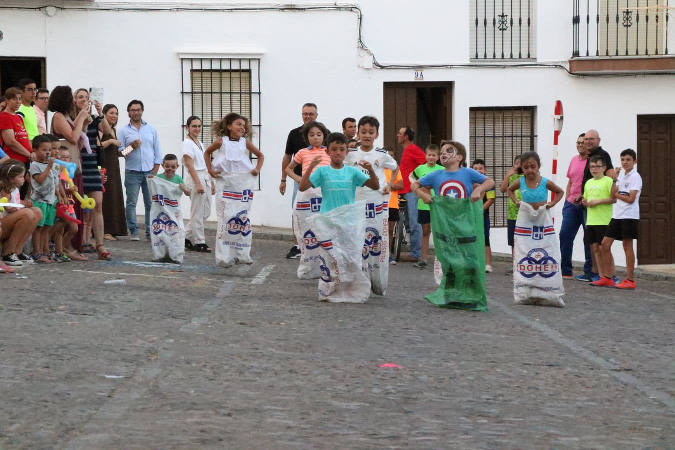 El popular barrio de 'Santa Catalina' vivió, ayer, la primera jornada de su tradicional velá con un gran ambiente festivo en el que pequeños y mayores disfrutaron de tradición, fiesta y música con los juegos infantiles y la actuación de 'Licor 43'.