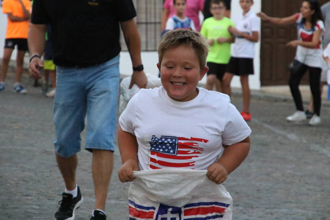 El popular barrio de 'Santa Catalina' vivió, ayer, la primera jornada de su tradicional velá con un gran ambiente festivo en el que pequeños y mayores disfrutaron de tradición, fiesta y música con los juegos infantiles y la actuación de 'Licor 43'.