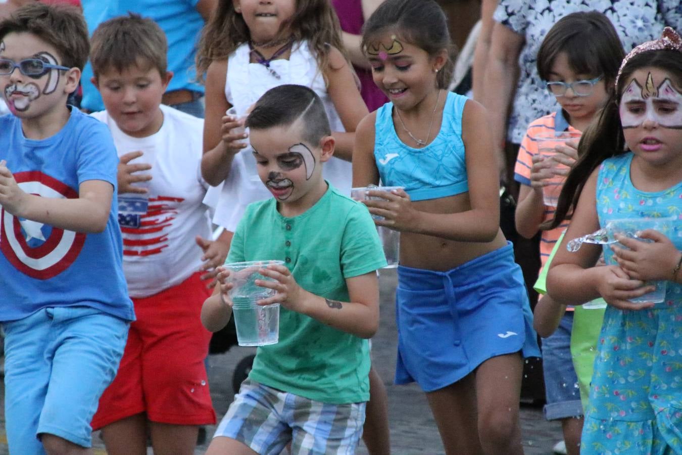 El popular barrio de 'Santa Catalina' vivió, ayer, la primera jornada de su tradicional velá con un gran ambiente festivo en el que pequeños y mayores disfrutaron de tradición, fiesta y música con los juegos infantiles y la actuación de 'Licor 43'.